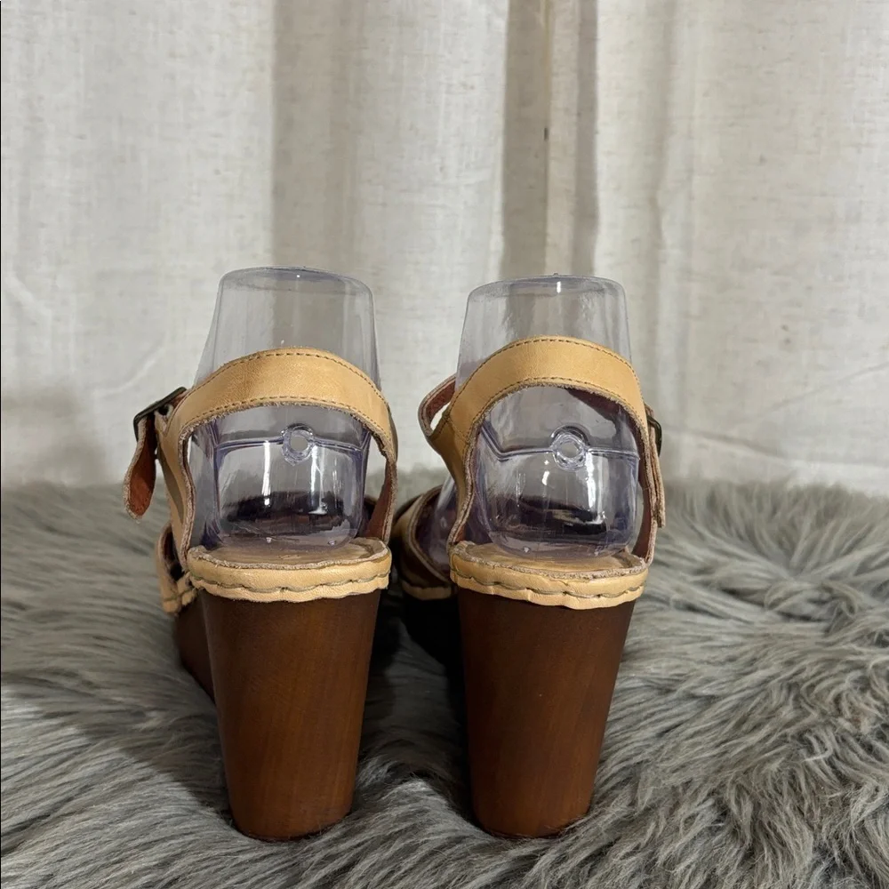 Ten Points Wedge Sandals in Apricot